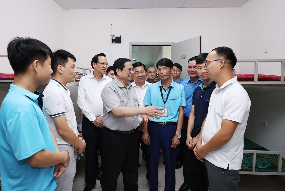 Thủ tướng Phạm Minh Chính thăm công nhân khu nhà ở xã hội tại khu công nghiệp Vân Trung, huyện Việt Yên. (Ảnh: Dương Giang/TTXVN)