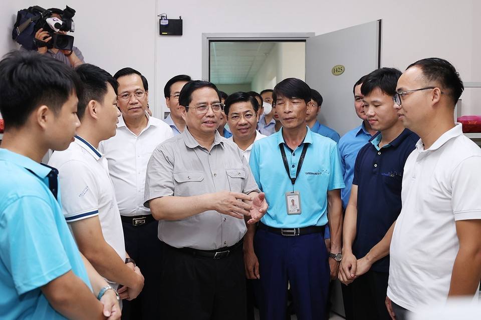 Thủ tướng Phạm Minh Chính thăm công nhân khu nhà ở xã hội tại khu công nghiệp Vân Trung, huyện Việt Yên. (Ảnh: Dương Giang/TTXVN)