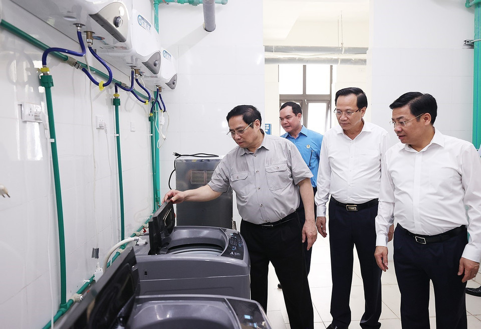 Thủ tướng Phạm Minh Chính thăm khu nhà ở xã hội tại khu công nghiệp Vân Trung, huyện Việt Yên. (Ảnh: Dương Giang/TTXVN)