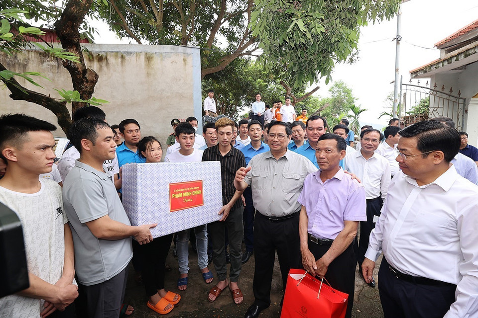 Thủ tướng Phạm Minh Chính thăm, tặng quà cho công nhân đang ở trọ tại thôn An Định, xã Tiền Phong, huyện Yên Dũng.(Ảnh: Dương Giang/TTXVN)