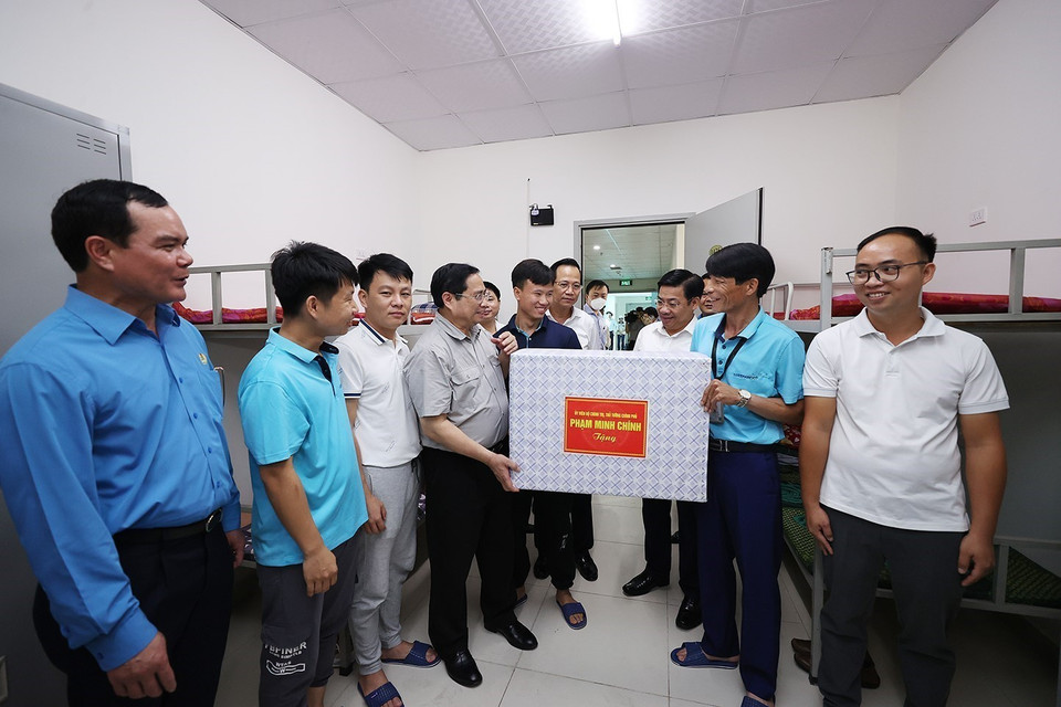 Thủ tướng Phạm Minh Chính thăm, tặng quà cho công nhân khu nhà ở xã hội tại khu công nghiệp Vân Trung, huyện Việt Yên. (Ảnh: Dương Giang/TTXVN)