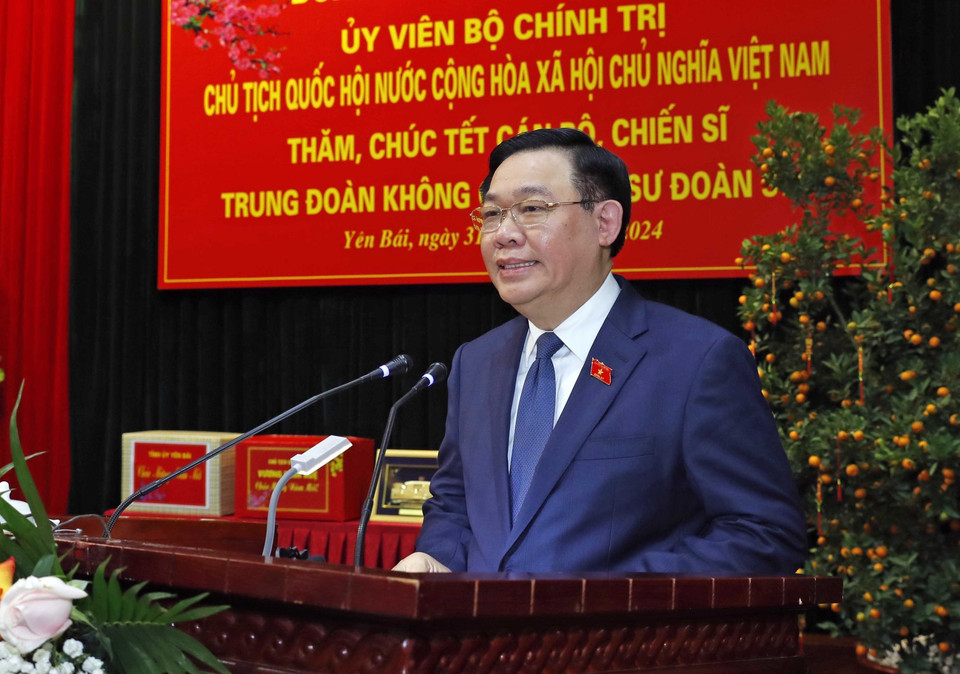 Chủ tịch Quốc hội Vương Đình Huệ chúc Tết cán bộ, chiến sỹ Trung đoàn Không quân 921. (Ảnh: Nhan Sáng/TTXVN)