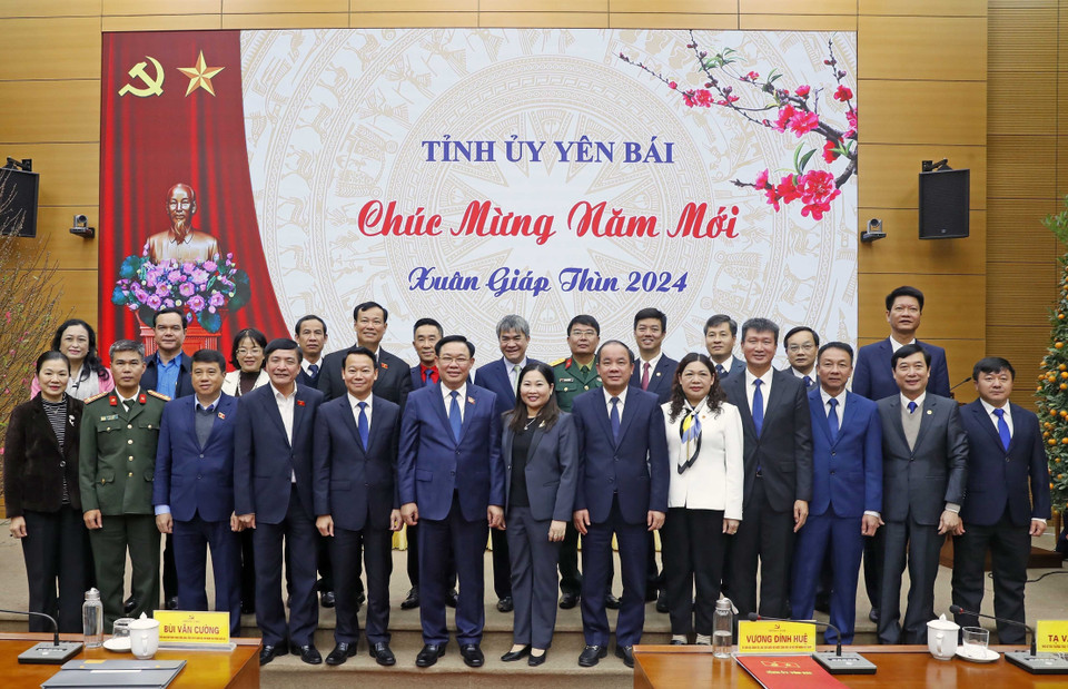 Chủ tịch Quốc hội Vương Đình Huệ với Ban Thường vụ Tỉnh ủy Yên Bái. (Ảnh: Nhan Sáng/TTXVN)