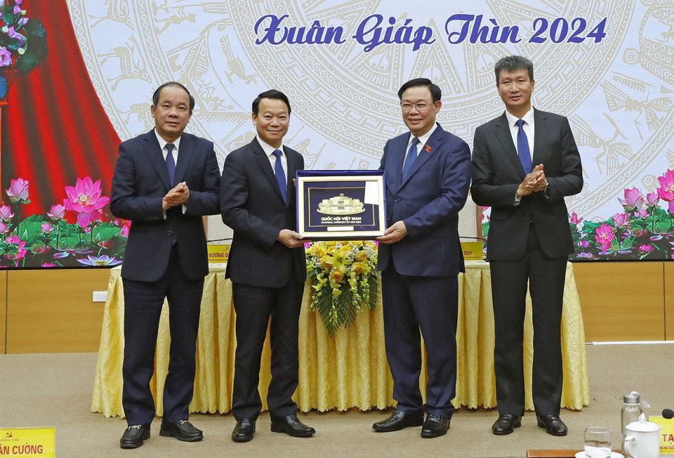 Chủ tịch Quốc hội Vương Đình Huệ tặng quà cho Ban Chấp hành Đảng bộ tỉnh Yên Bái. (Ảnh: Nhan Sáng/TTXVN)