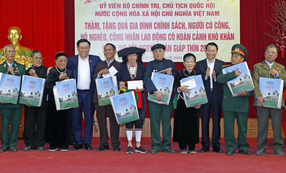 Chủ tịch Quốc hội Vương Đình Huệ tặng quà Tết các đối tượng chính sách tỉnh Yên Bái. (Ảnh: Nhan Sáng/TTXVN)
