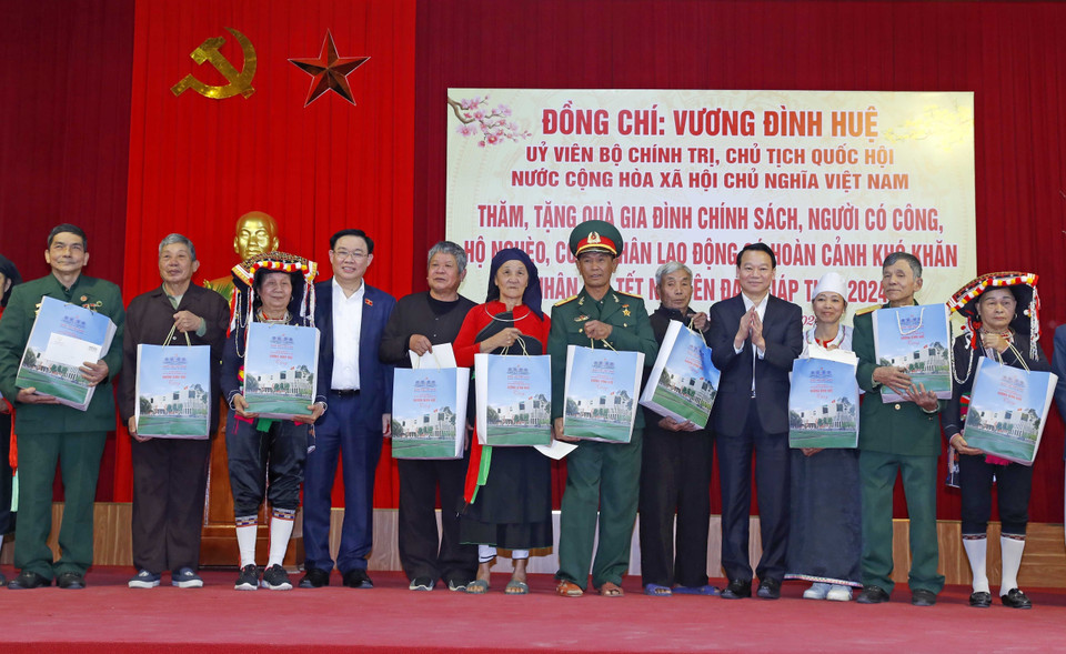 Chủ tịch Quốc hội Vương Đình Huệ với các đối tượng chính sách tỉnh Yên Bái. (Ảnh: Nhan Sáng/TTXVN)