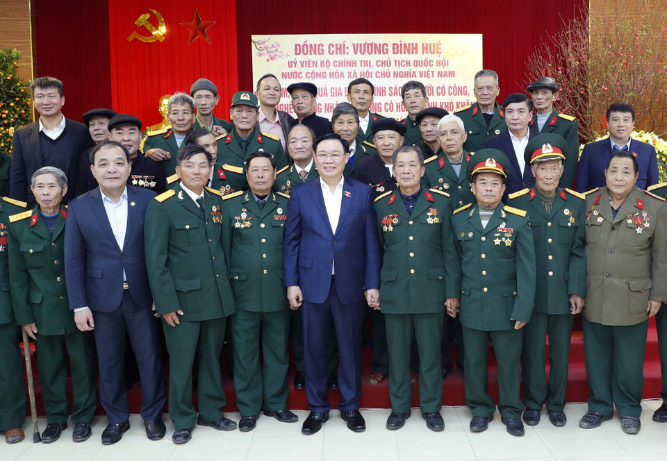 Chủ tịch Quốc hội Vương Đình Huệ với các đối tượng chính sách tỉnh Yên Bái. (Ảnh: Nhan Sáng/TTXVN)