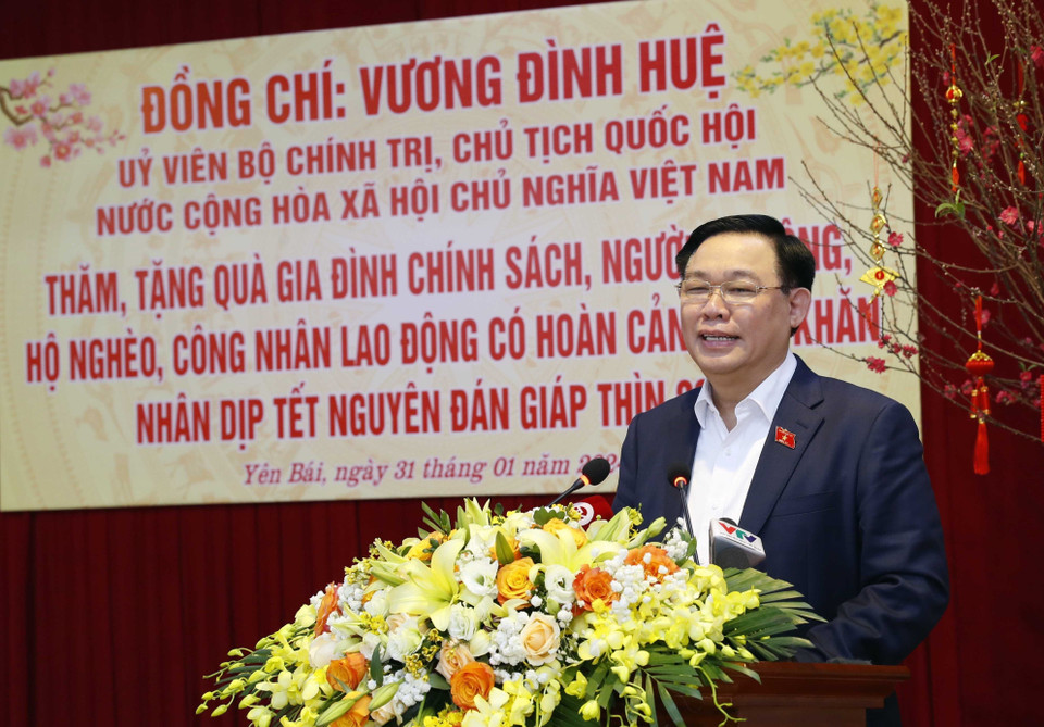 Chủ tịch Quốc hội Vương Đình Huệ chúc Tết Đảng bộ, chính quyền và nhân dân các dân tộc tỉnh Yên Bái. (Ảnh: Nhan Sáng/TTXVN)