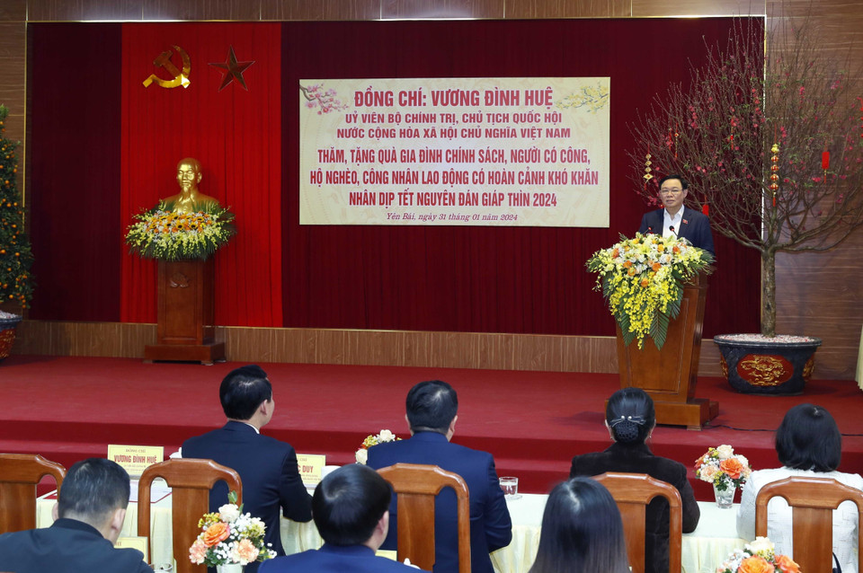 Chủ tịch Quốc hội Vương Đình Huệ chúc Tết Đảng bộ, chính quyền và nhân dân các dân tộc tỉnh Yên Bái. (Ảnh: Nhan Sáng/TTXVN)