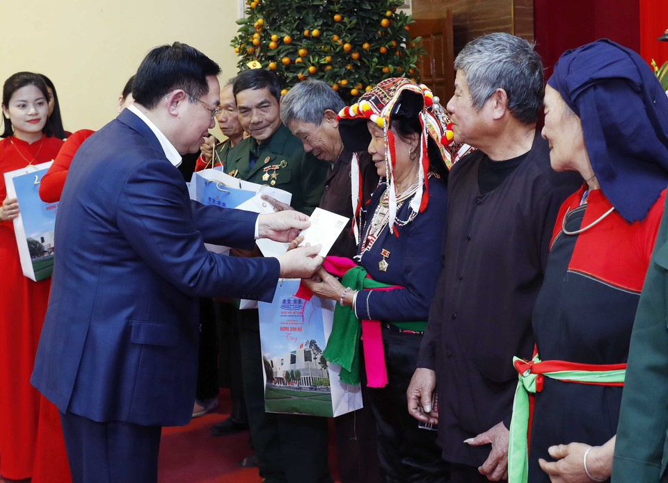 Chủ tịch Quốc hội Vương Đình Huệ tặng quà Tết các đối tượng chính sách tỉnh Yên Bái. (Ảnh: Nhan Sáng/TTXVN)
