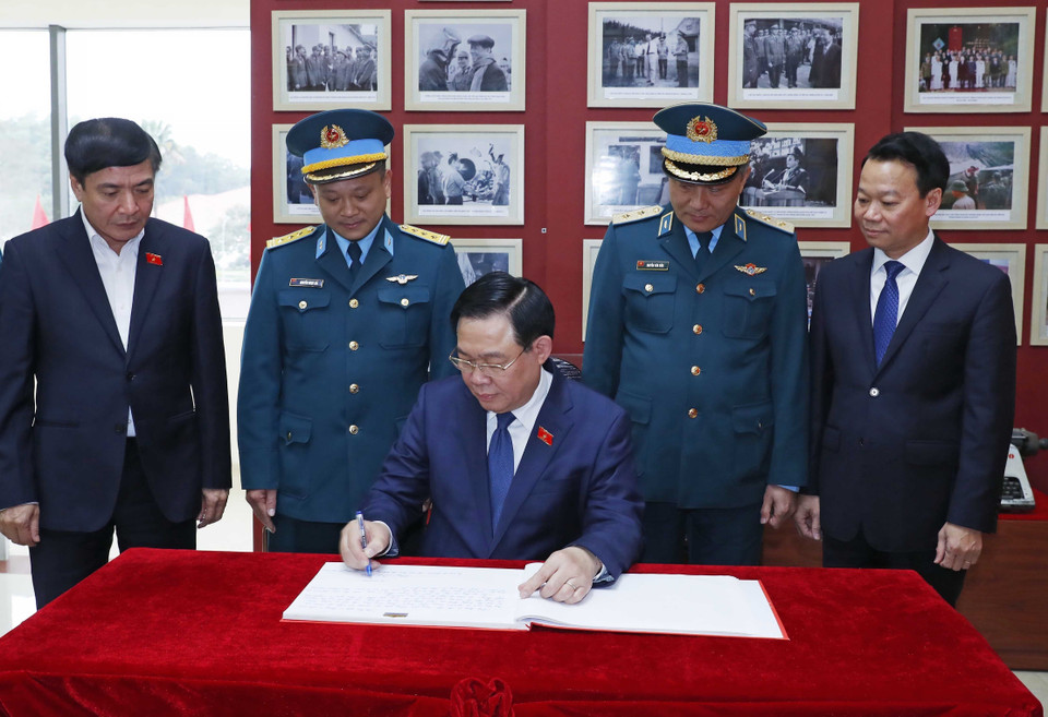 Chủ tịch Quốc hội Vương Đình Huệ viết lưu bút tại Trung đoàn Không quân 921. (Ảnh: Nhan Sáng/TTXVN)