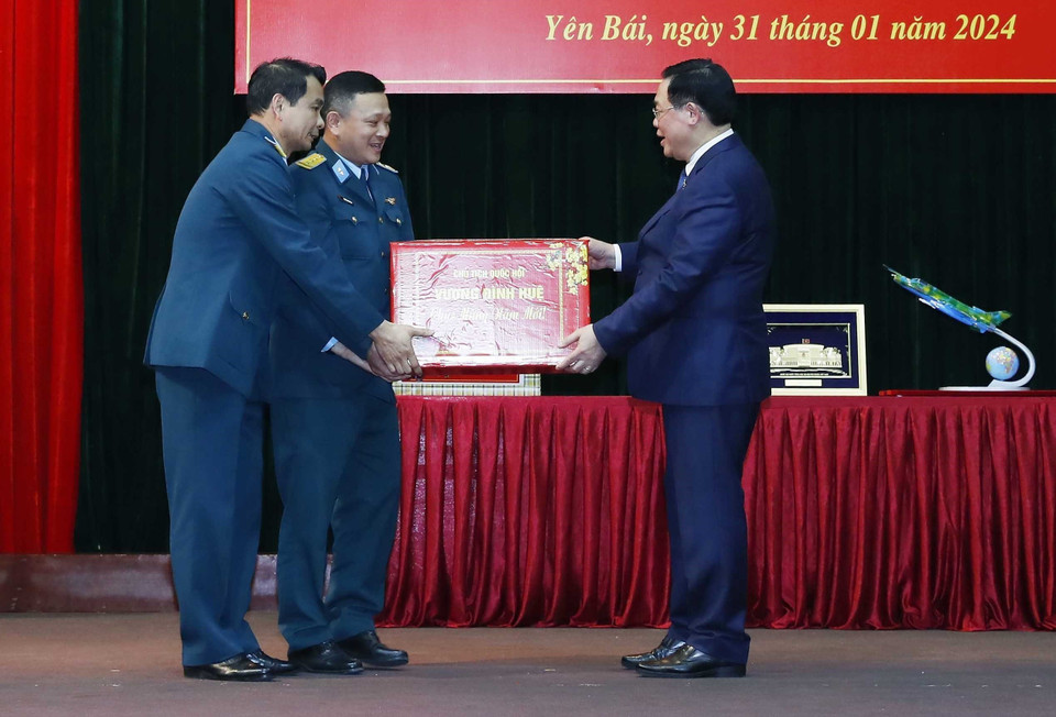 Chủ tịch Quốc hội Vương Đình Huệ tặng quà cho Trung đoàn Không quân 921. (Ảnh: Nhan Sáng/TTXVN)