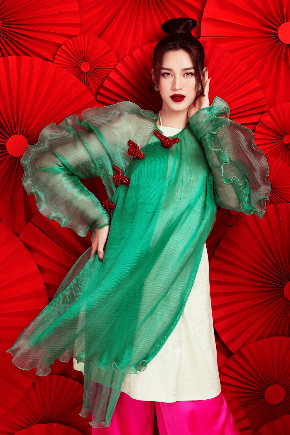 Thần thái tạo dáng chuyên nghiệp, nhan sắc cuốn hút của nàng hậu góp phần làm nổi bật những điểm độc đáo của trang phục. (Ảnh: CTV/Vietnam+)