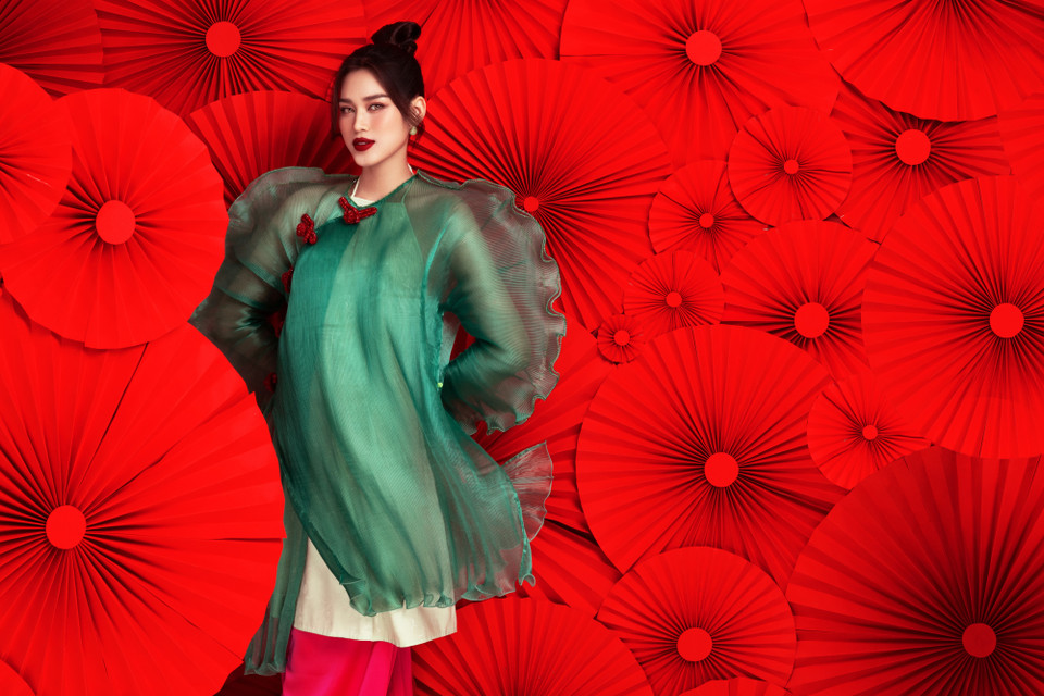 Phần tay phồng lạ mắt với điểm nhấn là những chiếc nút cài áo to bản. Nổi bật hơn khi phối cùng chiếc quần hồng ống rộng, tổng thể trang phục là ‘cuộc chiến’ màu sắc nhưng lại rất hài hòa. (Ảnh: CTV/Vietnam+)