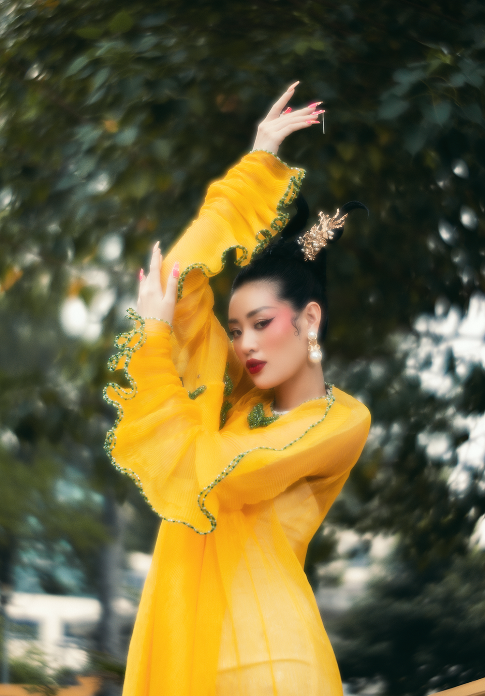 Dưới ánh nắng chiều ngày Xuân, Hoa hậu Khánh Vân xuất hiện huyền bí tựa như trong bức tranh cổ, con người và thiên nhiên giao hòa, đồng điệu. (Ảnh: CTV/Vietnam+)