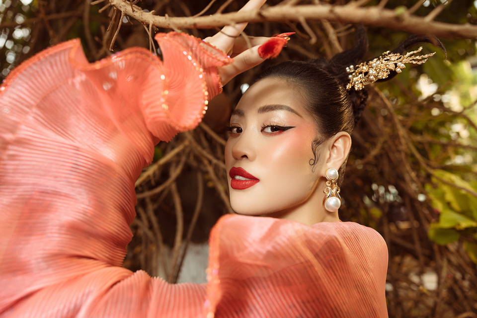 Dịp Tết vừa qua, Hoa hậu Khánh Vân dành toàn bộ thời gian cho gia đình, thăm họ hàng và đi chùa. Cô thường xuyên chia sẻ những bức ảnh gia đình vui vẻ lên trang cá nhân, đặc biệt ba mẹ luôn đồng hành cùng cô trong mọi chuyến du Xuân đầu năm. (Ảnh: CTV/Vietnam+)