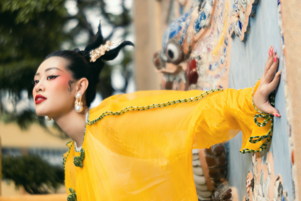 Hoa hậu Khánh Vân chia sẻ: ‘Tháng Giêng là tháng đẹp nhất trong năm, cũng là tháng bắt đầu cho một năm mới, vì thế trong tháng này, mọi thứ từ con người cho đến cảnh vật xung quanh, đều khoe sắc rực rỡ, lung linh, rộn rã cùng những ước mơ, hy vọng vào những điểu tốt đẹp, may mắn. Vân cũng như vậy, cứ vào tháng Giêng lại thấy hân hoan bao dự định mới. Vân rất thích không khí những ngày đầu năm vì mang đến nhiều năng lượng tích cực và sự lạc quan, yêu đời.' (Ảnh: CTV/Vietnam+)