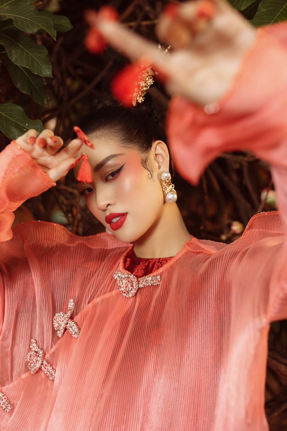 'Mọi người thường nói vui ‘còn mùng là còn Tết,’ Tết qua nhanh thì cũng tiếc thật đấy nhưng sau những ngày Tết, chúng ta phải trở về với công việc và tất bật với bộn bề, lo toan của cuộc sống thường ngày. Vân hy vọng tất cả mọi người sẽ có một sự khởi đầu năm mới tràn đầy năng lượng, và chúng ta sẽ cố gắng thật nhiều để còn đón Tết Quý Mão thật sum vầy, no ấm,’ Khánh Vân chia sẻ. (Ảnh: CTV/Vietnam+)