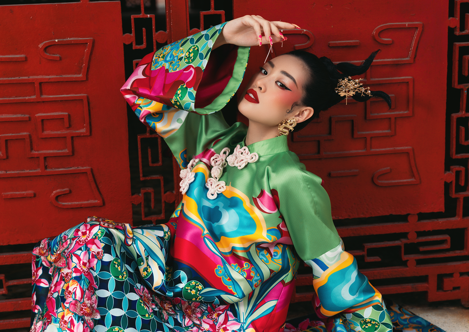 Với khung cảnh này, Hoa hậu Khánh Vân chọn cách tạo dáng đơn giản, thể hiện hình ảnh cổ điển, duyên dáng của người phụ nữ Việt Nam. (Ảnh: CTV/Vietnam+)