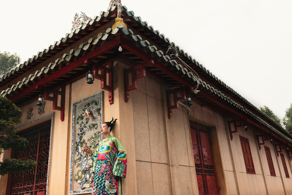 Lấy cảm hứng về những ngày đầu năm tươi vui, rạng rỡ sắc màu, Hoa hậu Khánh Vân thực hiện bộ ảnh trong thiết kế áo dài của nhà tạo mẫu Thủy Nguyễn, với hai concept nghệ thuật mang đậm không khí Xuân. (Ảnh: CTV/Vietnam+)