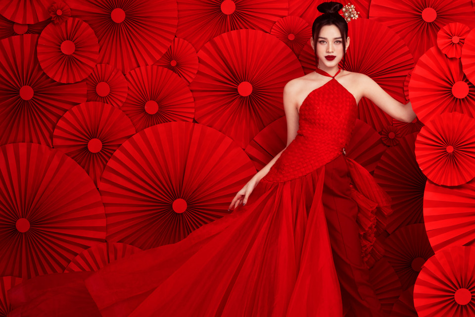 Hoa hậu Đỗ Thị Hà khoe nhan sắc quyến rũ, mặn mà, đậm nét Á Đông trong bộ ảnh mừng năm mới Nhâm Dần 2022. Sau hai tháng xa nhà thi Miss World, Đỗ Thị Hà đã kịp trở về đón Tết Nguyên Đán cùng gia đình. (Ảnh: CTV/Vietnam+)