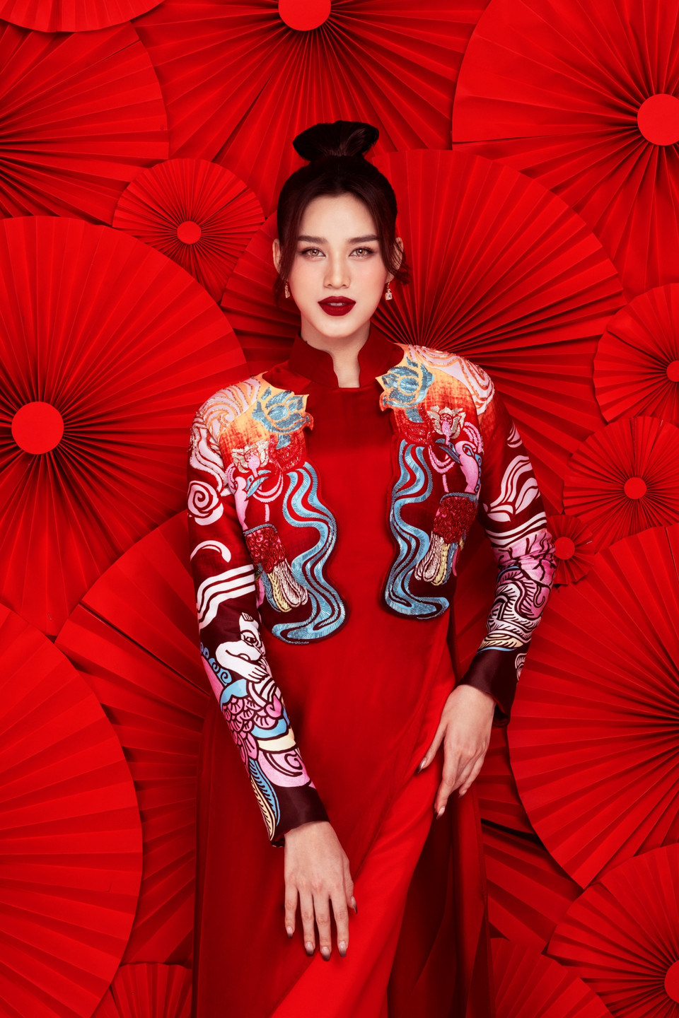 Bên cạnh đó, nàng hậu cũng không quên chọn lựa trang phục truyền thống cho bộ ảnh Tết. (Ảnh: CTV/Vietnam+)