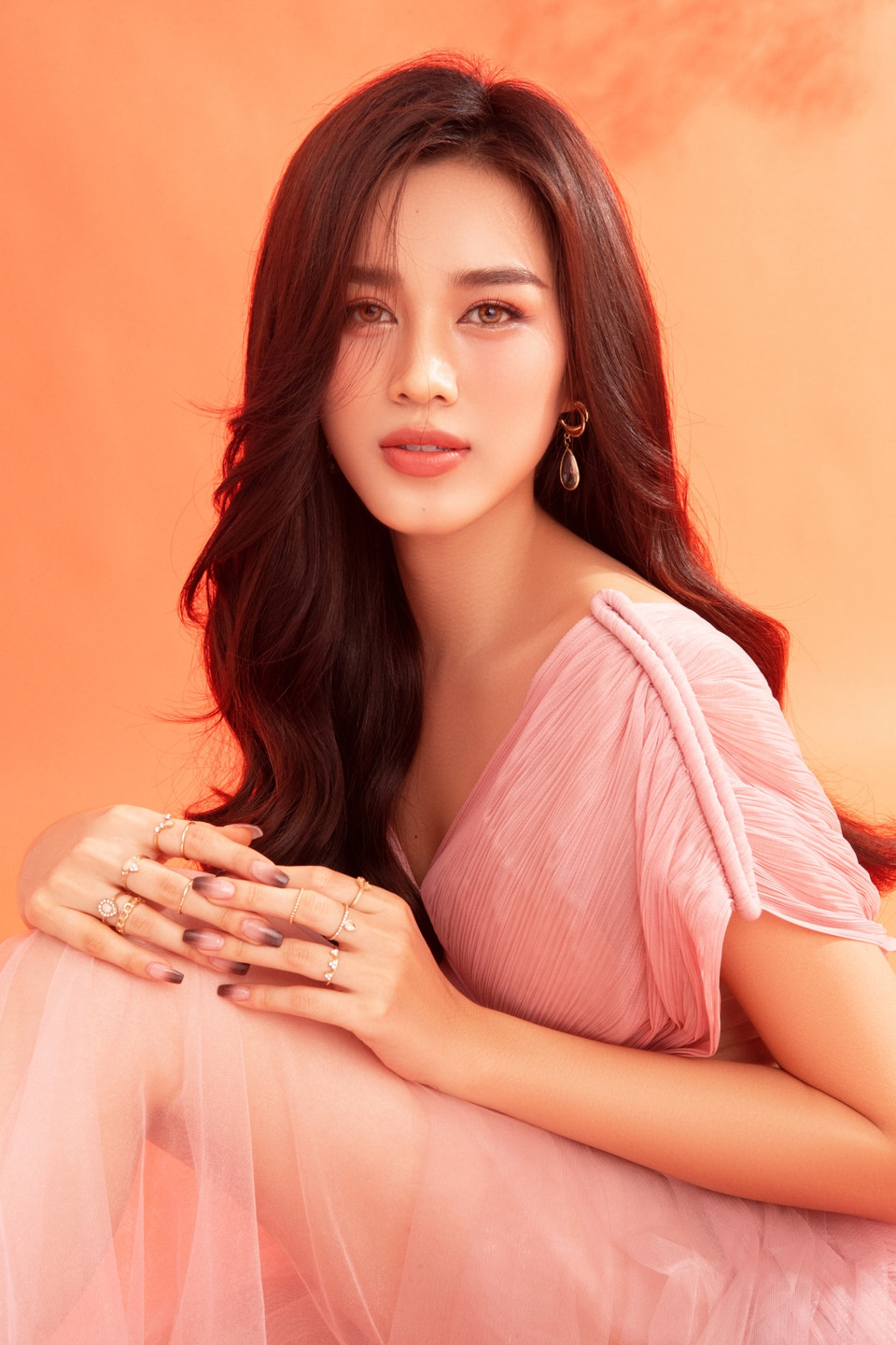 Bộ ảnh chào Xuân mới đánh dấu sự trở lại của nàng hậu tại Việt Nam cũng là lời tri ân cộng đồng người hâm mộ sắc đẹp đã ủng hộ Hoa hậu Đỗ Thị Hà trong chặng đường chinh phục vương miện Miss World 2021. (Ảnh: CTV/Vietnam+)