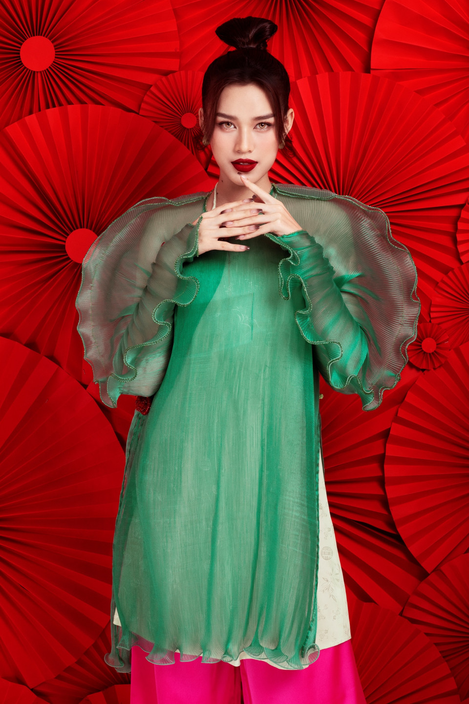 Nàng hậu không quên ‘đính kèm’ trong bộ ảnh đón Xuân bằng một layout đầy nữ tính, cuốn hút. (Ảnh: CTV/Vietnam+)