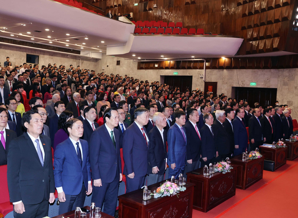 Thủ tướng Nguyễn Xuân Phúc cùng các đại biểu thực hiện nghi thức chào cờ. (Ảnh: Thống Nhất/TTXVN)