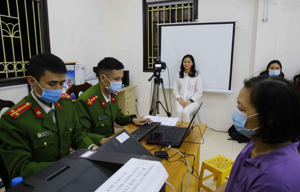 Công an phường Đồng Tâm tăng ca đêm làm căn cước công dân lưu động (ảnh chụp lúc 21h30 tối 10/3/2021). (Ảnh: Doãn Tấn/TTXVN)