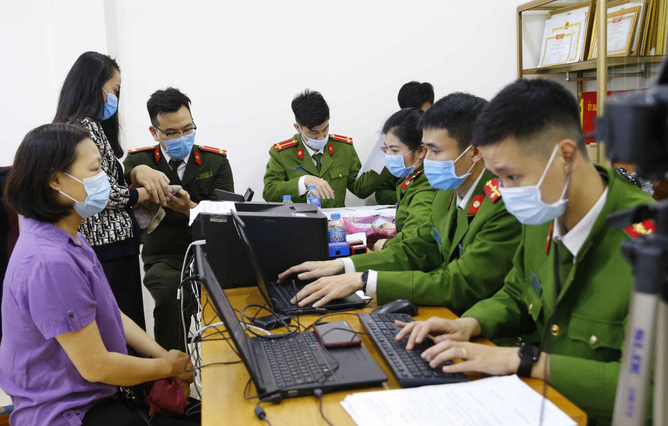 Công an phường Đồng Tâm tăng ca đêm làm căn cước công dân lưu động (ảnh chụp lúc 21h30 tối 10/3/2021). (Ảnh: Doãn Tấn/TTXVN)