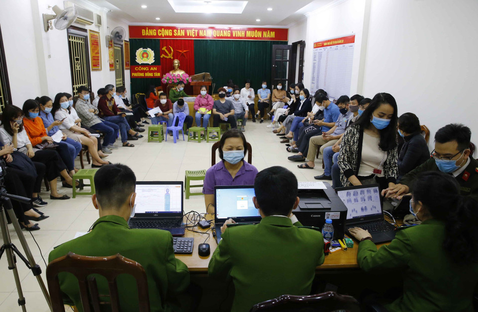 Rất đông người dân ngồi chờ đến lượt làm thủ tục cấp căn cước công dân lưu động tại trụ sở Công an phường Đồng Tâm (ảnh chụp lúc 22h tối 10/3/2021). (Ảnh: Doãn Tấn/TTXVN)