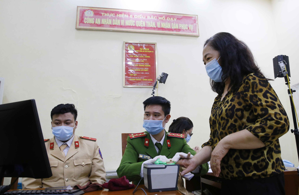 Công an Quận Hai Bà Trưng làm căn cước công dân cho người dân tại Trụ sở Công an quận vào ban đêm (số 94 Tô Hiến Thành) (ảnh chụp lúc 21h30 tối 10/3/2021). (Ảnh: Doãn Tấn/TTXVN)