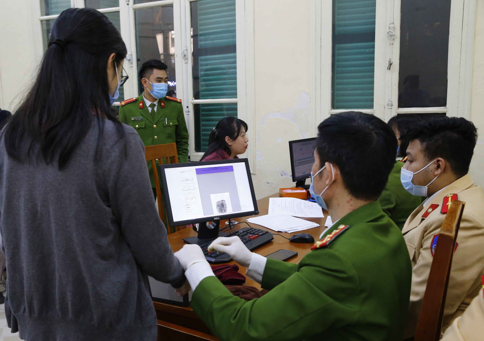 Công an quận Hai Bà Trưng làm thủ tục lấy dấu vân tay làm căn cước công dân vào ban đêm cho người dân tại Trụ sở Công an quận (số 94 Tô Hiến Thành) (ảnh chụp lúc 21h30 tối 10/3/2021). (Ảnh: Doãn Tấn/TTXVN)