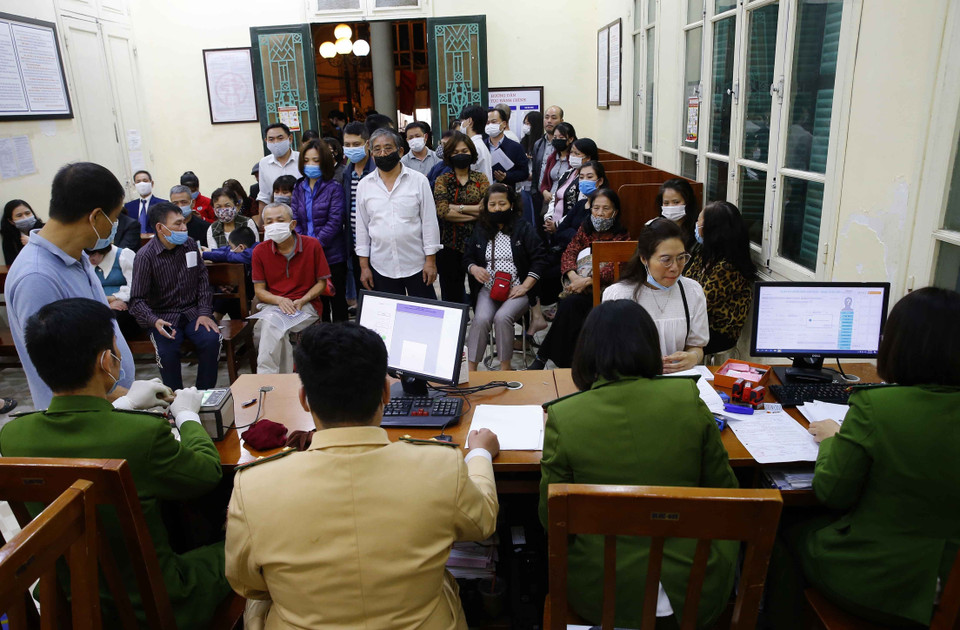  Rất đông người dân chờ đến lượt làm thủ tục tại Trụ sở Công an quận Hai Bà Trưng (số 94 Tô Hiến Thành) (ảnh chụp lúc 21h30 tối 10/3/2021). (Ảnh: Doãn Tấn/TTXVN)