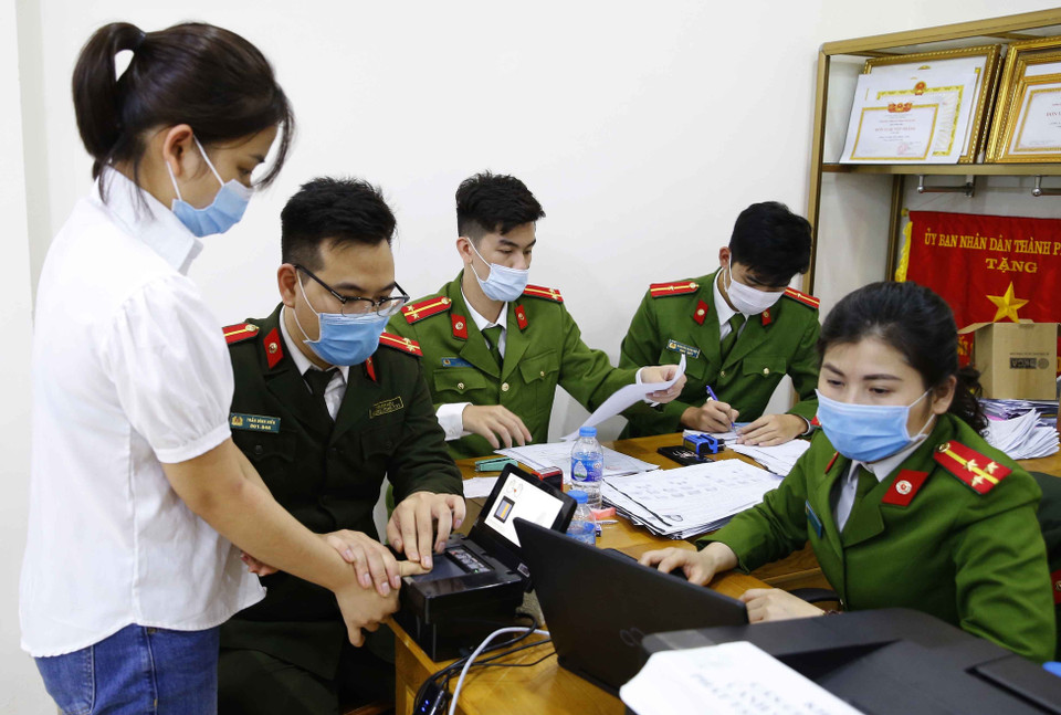 Công an phường Đồng Tâm làm thủ tục lấy dấu vân tay, làm căn cước công dân lưu động vào ban đêm (ảnh chụp lúc 21h30 tối 10/3/2021). (Ảnh: Doãn Tấn/TTXVN)