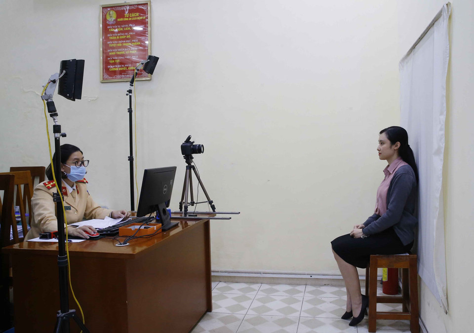 Công an Quận Hai Bà Trưng làm căn cước công dân cho người dân tại Trụ sở Công an quận vào ban đêm (số 94 Tô Hiến Thành) (ảnh chụp lúc 21h30 tối 10/3/2021). (Ảnh: Doãn Tấn/TTXVN)