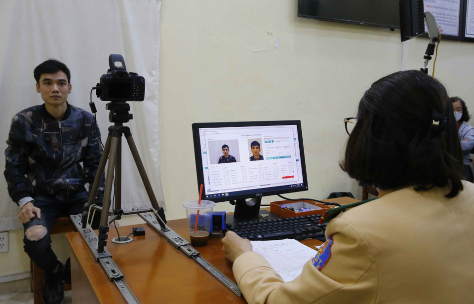 Công an Quận Hai Bà Trưng làm căn cước công dân cho người dân tại Trụ sở Công an quận vào ban đêm (số 94 Tô Hiến Thành) (ảnh chụp lúc 21h30 tối 10/3/2021). (Ảnh: Doãn Tấn/TTXVN)