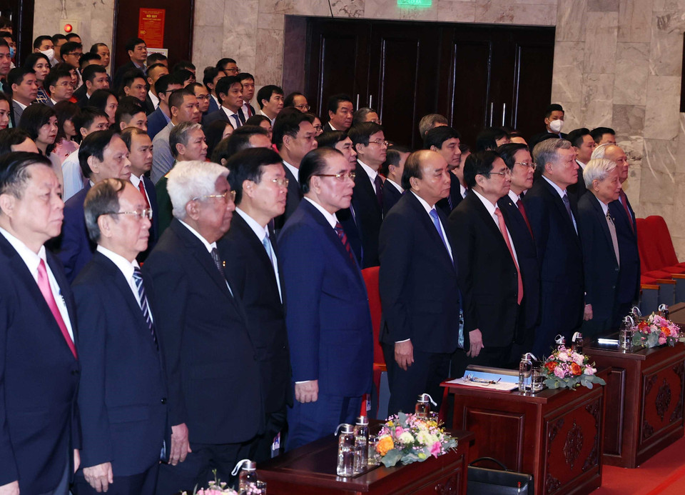 Thủ tướng Nguyễn Xuân Phúc cùng các đại biểu thực hiện nghi thức chào cờ. (Ảnh: Thống Nhất/TTXVN)