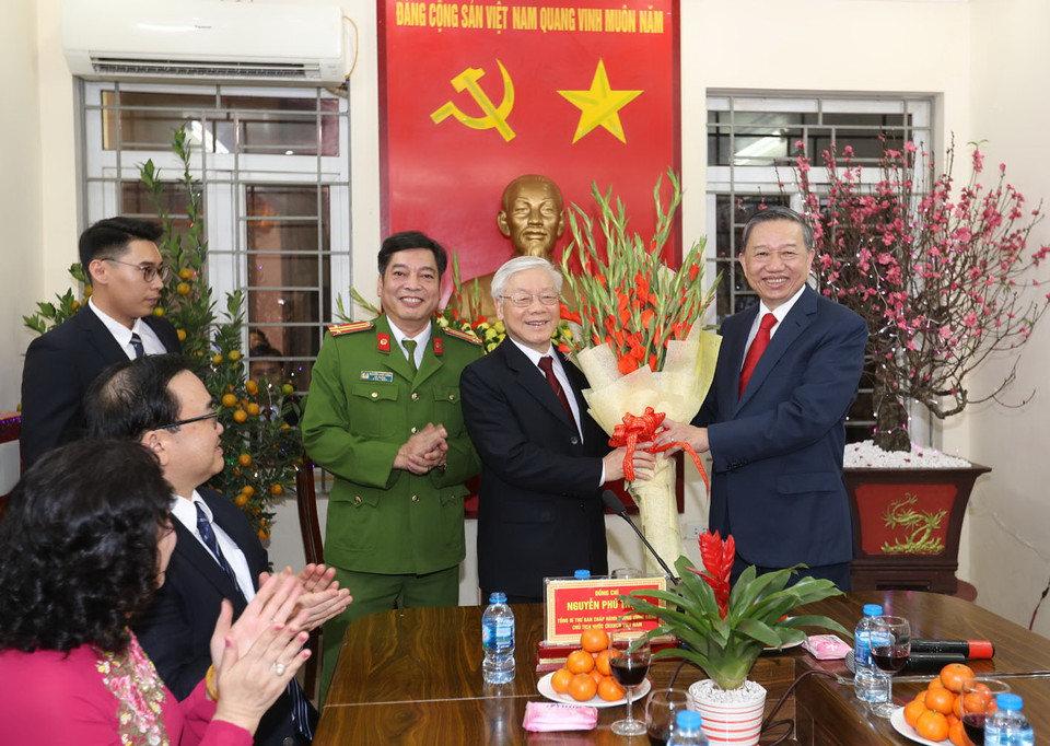 Đại tướng Tô lâm, Bộ trưởng Bộ Công an tặng hoa chúc mừng Tổng Bí thư, Chủ tịch nước Nguyễn Phú Trọng (tối 30 Tết). (Ảnh: Trí Dũng/TTXVN)