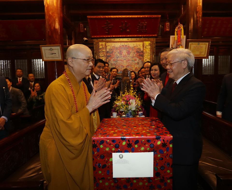 Tổng Bí thư, Chủ tịch nước Nguyễn Phú Trọng tặng quà Tết cho Hòa Thượng Thích Thanh Nhã trụ trì chùa Trấn Quốc, quận Tây Hồ (tối 30 Tết). (Ảnh: Trí Dũng/TTXVN)