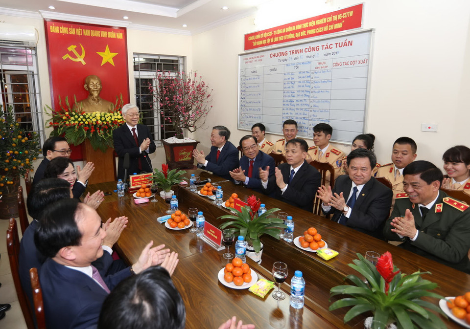 Tổng Bí thư, Chủ tịch nước Nguyễn Phú Trọng thăm và chúc Tết Đội Cảnh sát Giao thông-Trật tự-Cơ động (113), Công an quận Ba Đình, Công an thành phố Hà Nội (tối 30 Tết). (Ảnh: Trí Dũng/TTXVN)