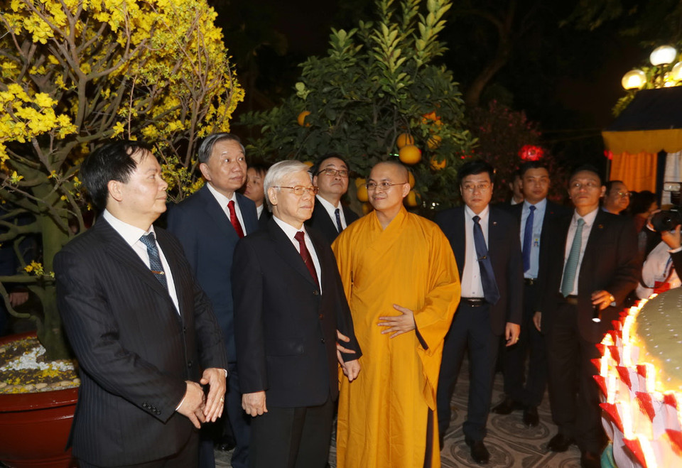 Tổng Bí thư, Chủ tịch nước Nguyễn Phú Trọng đến thăm và dâng hương tại chùa Trấn Quốc, quận Tây Hồ, Hà Nội (tối 30 Tết). (Ảnh: Trí Dũng/TTXVN)