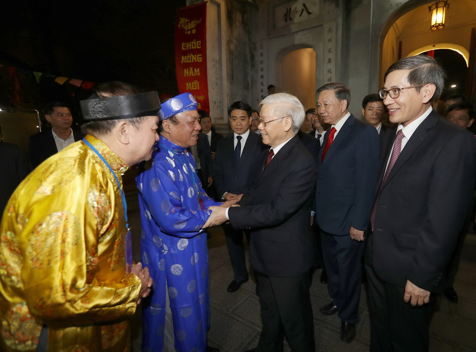 Tổng Bí thư, Chủ tịch nước Nguyễn Phú Trọng và các đại biểu thăm đền Quán Thánh, quận Ba Đình, Hà Nội (tối 30 Tết). (Ảnh: Trí Dũng/TTXVN)