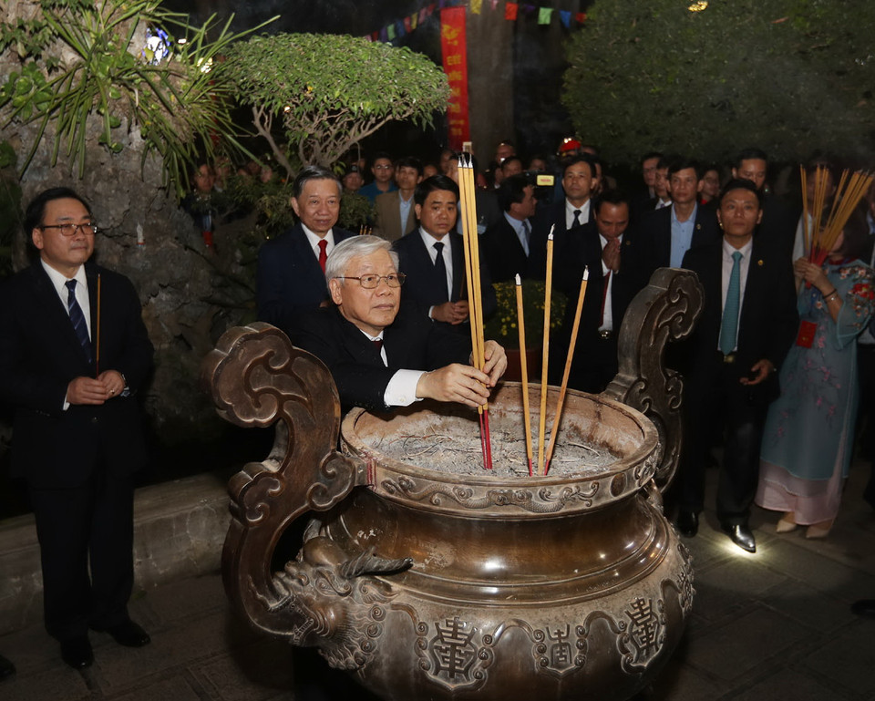 Tổng Bí thư, Chủ tịch nước Nguyễn Phú Trọng dâng hương tại đền Quán Thánh, quận Ba Đình, Hà Nội (tối 30 Tết). (Ảnh: Trí Dũng/TTXVN)