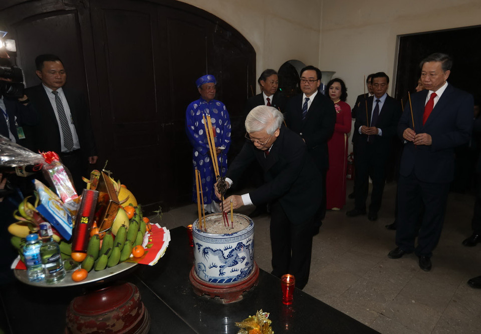  Tổng Bí thư, Chủ tịch nước Nguyễn Phú Trọng và các đại biểu thắp hương tại Đài tưởng niệm các Anh hùng Liệt sỹ trong khu vực đền Quán Thánh, quận Ba Đình, Hà Nội (tối 30 Tết). (Ảnh: Trí Dũng/TTXVN)