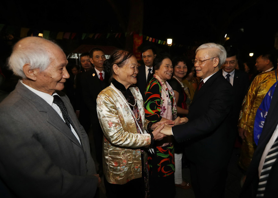  Tổng Bí thư, Chủ tịch nước Nguyễn Phú Trọng thăm hỏi nhân dân vui Xuân, đón Tết quanh khu vực Hồ Tây (Hà Nội) trong đêm Giao thừa. (Ảnh: Trí Dũng/TTXVN)