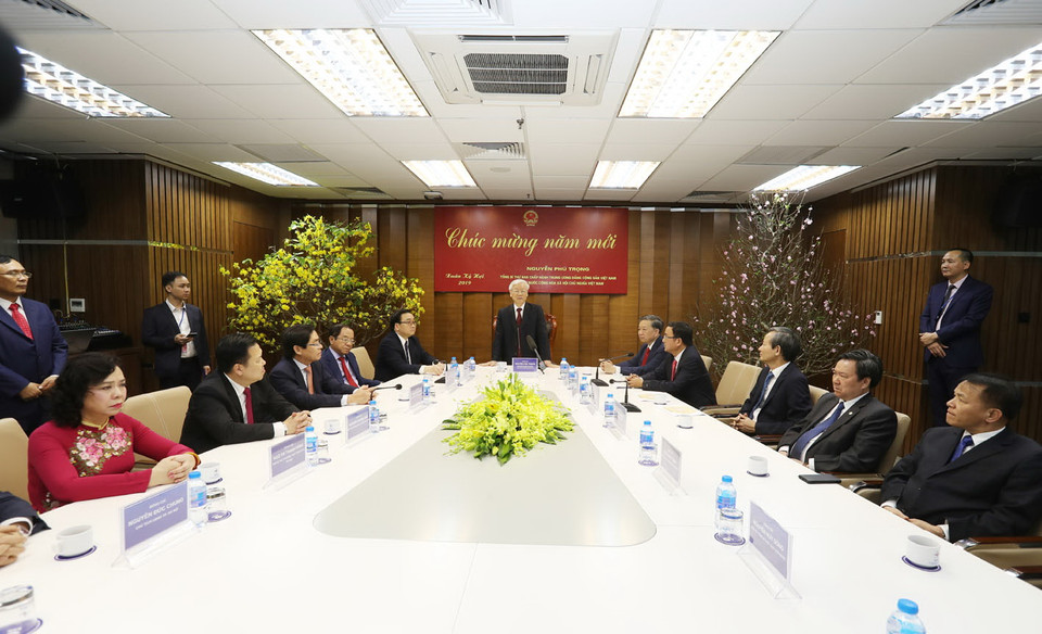 Tổng Bí thư, Chủ tịch nước Nguyễn Phú Trọng chúc Tết cán bộ, công nhân viên Tập đoàn Điện lực Việt Nam (tối 30 Tết). (Ảnh: Trí Dũng/TTXVN)