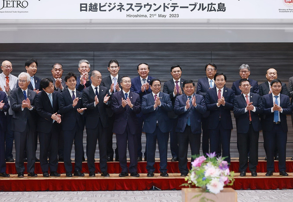 Thủ tướng Phạm Minh Chính và các đại biểu chụp ảnh chung tại Tọa đàm kinh doanh Việt Nam-Nhật Bản. (Ảnh: Dương Giang/TTXVN)