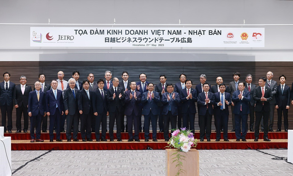 Thủ tướng Phạm Minh Chính và các đại biểu chụp ảnh chung tại Tọa đàm kinh doanh Việt Nam-Nhật Bản. (Ảnh: Dương Giang/TTXVN)